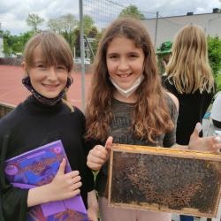 Celina und Melanie (beide 2a) mit Bienenwabe