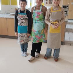 ... wunderbare Schürzen für den Kochunterricht!
