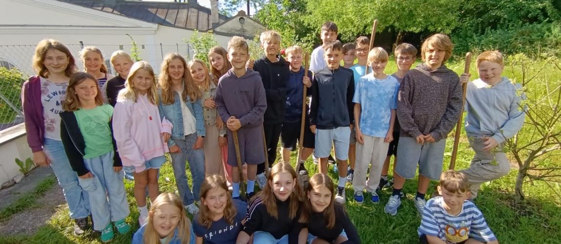 Die 1b als fleißige Gärtner:innen 