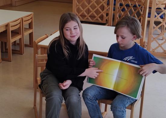 Marie und Severin beim Vorlesen